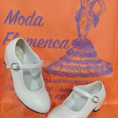 Zapato flamenca beige.