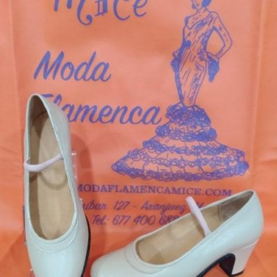 Zapato flamenca piel beige sin clavos.