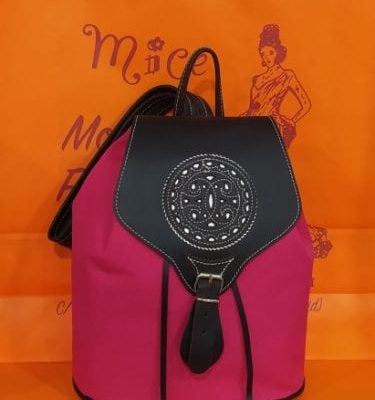 Mochila tejido capote y cuero rosa fucsia mediana rosetón.